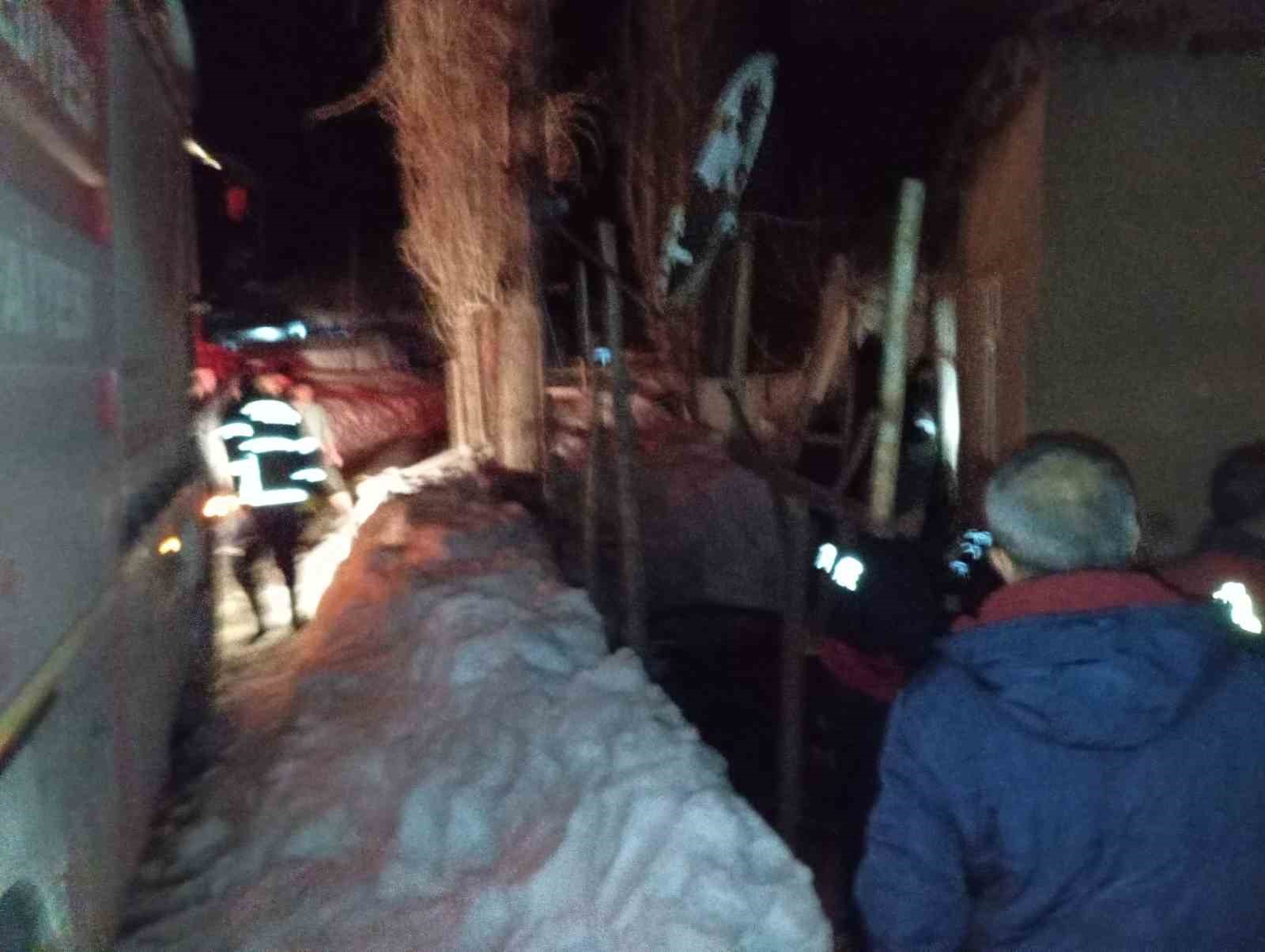 yuksekovada korkutan yangin bir aile evsiz kaldi 1