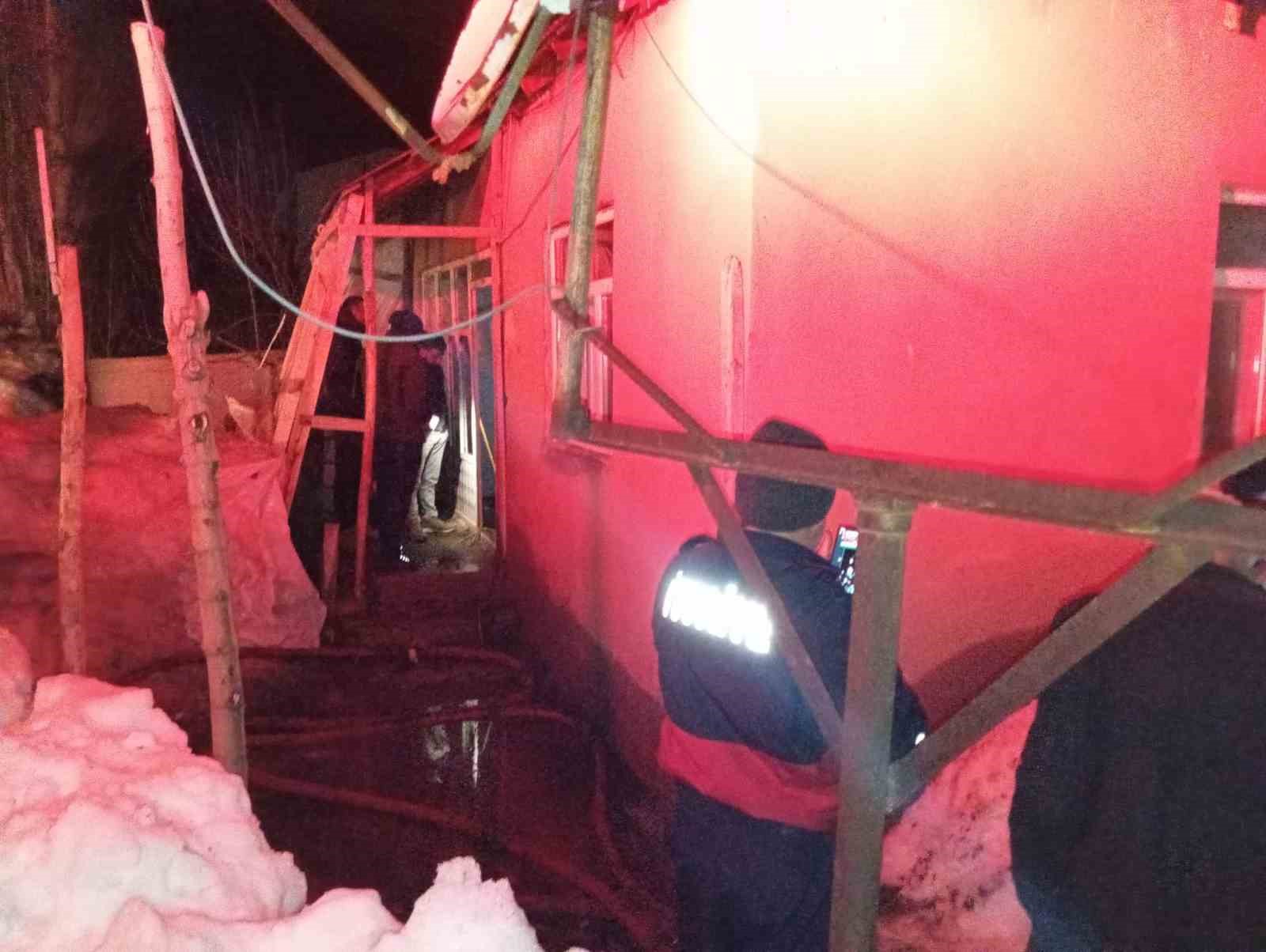yuksekovada korkutan yangin bir aile evsiz kaldi 2
