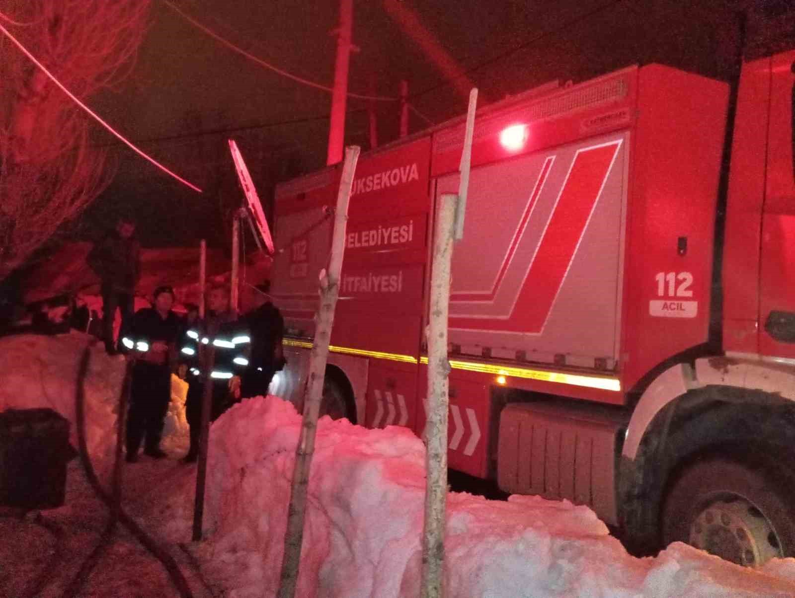yuksekovada korkutan yangin bir aile evsiz kaldi 4 nquIGMs1