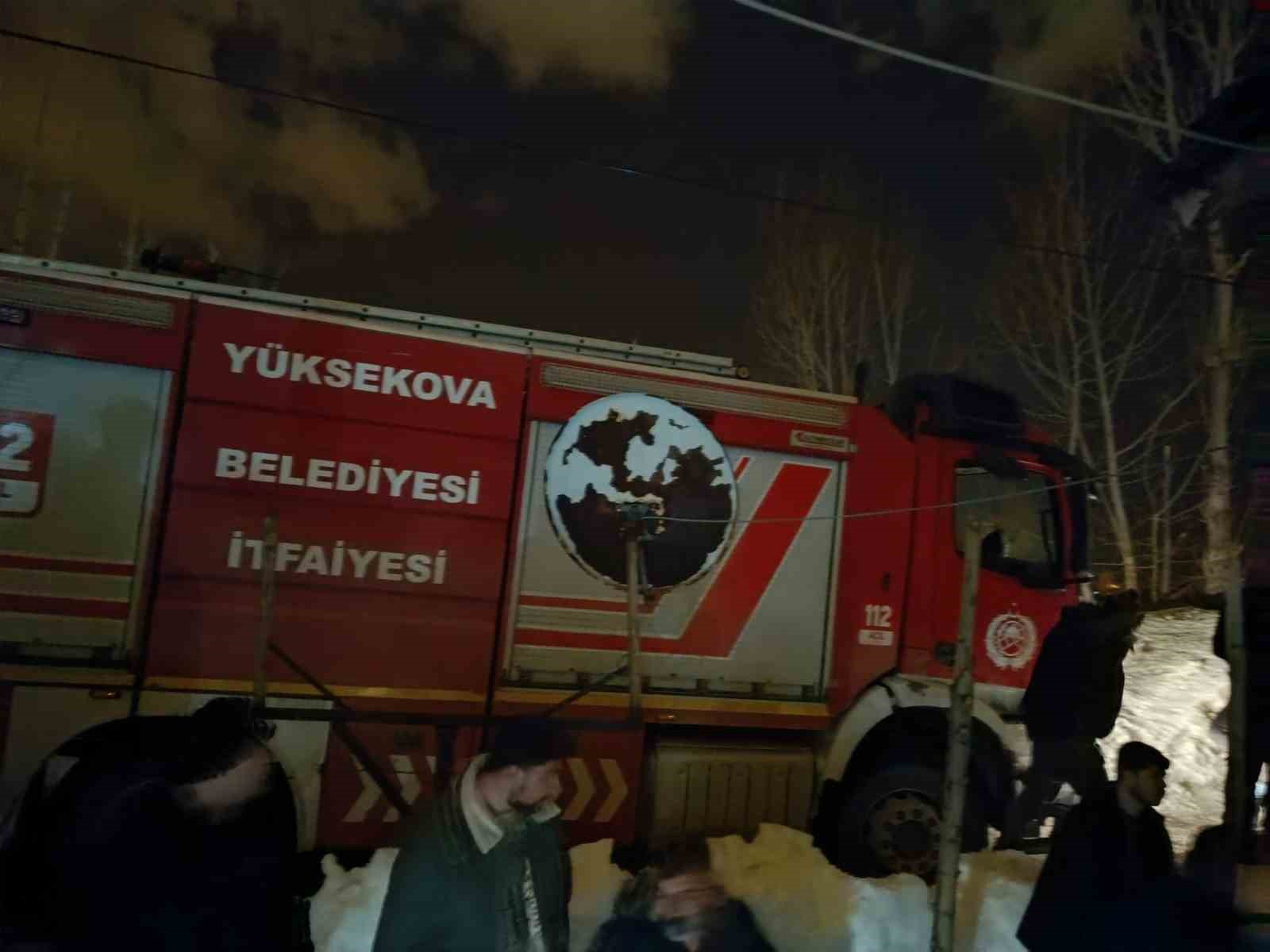 yuksekovada korkutan yangin bir aile evsiz kaldi 6 PZ5gp4Jw