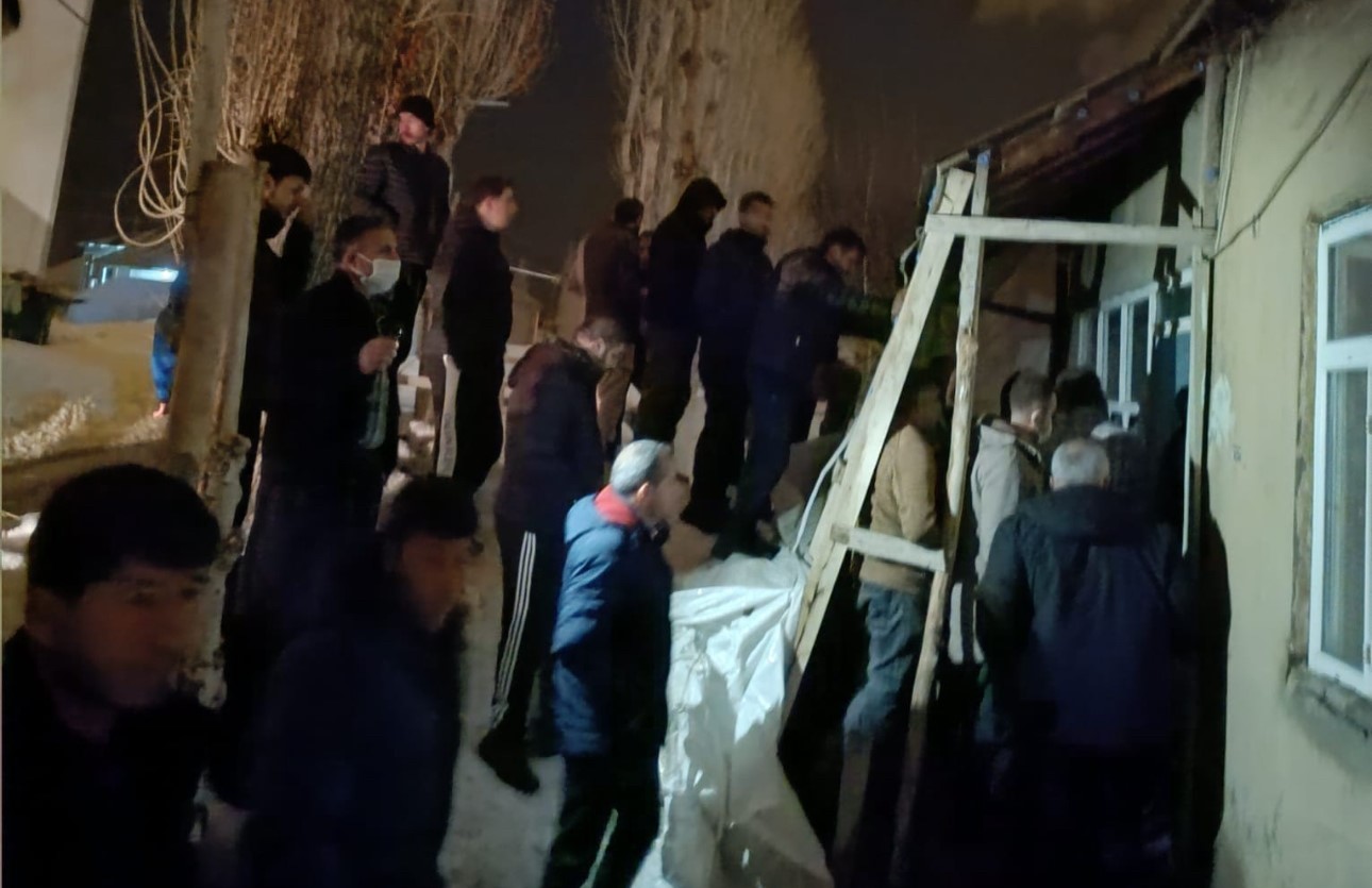 yuksekovada korkutan yangin bir aile evsiz kaldi 7