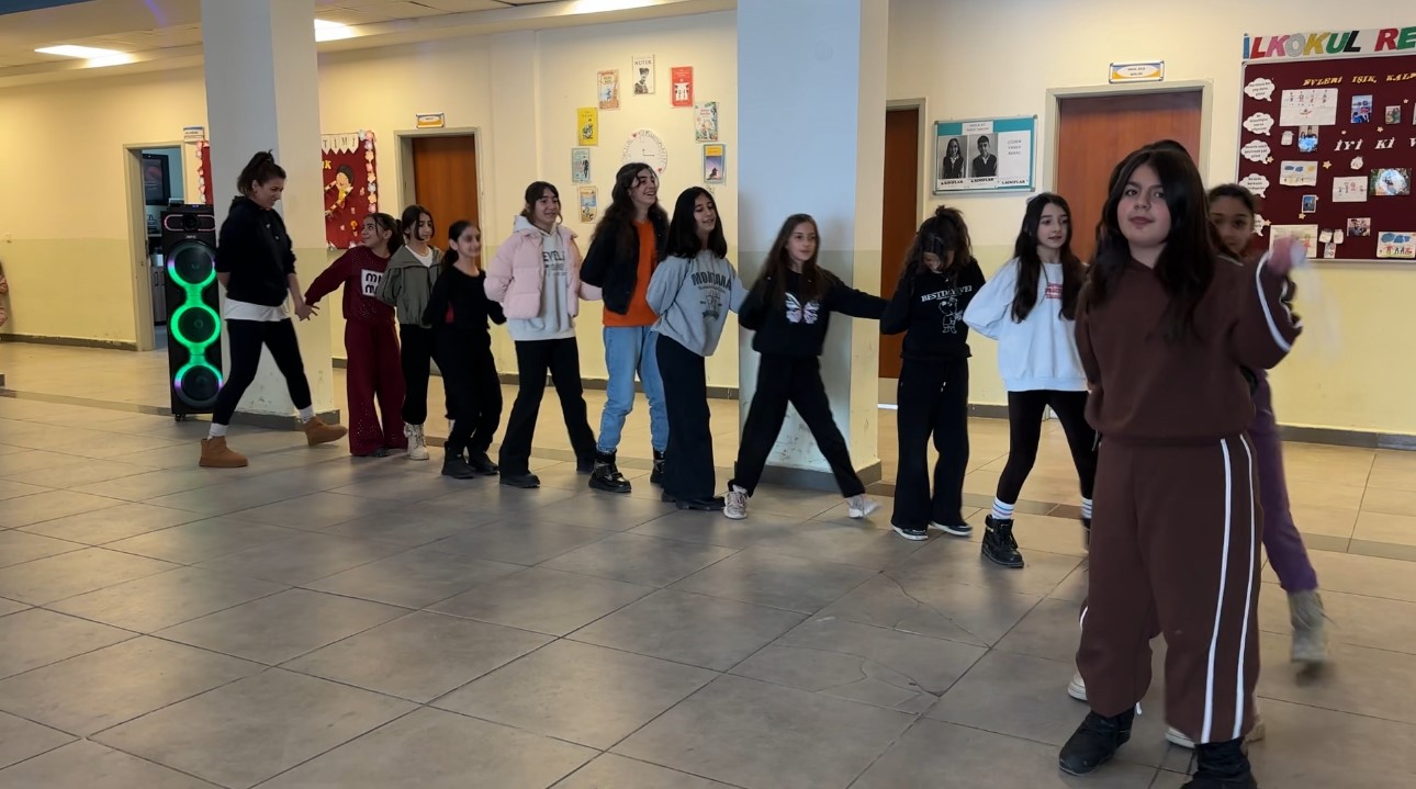 yuksekovada kultur sanat bulusmasi hakkari halayi ile egenin zeybegi bulustu 2 jaY3S6Ek
