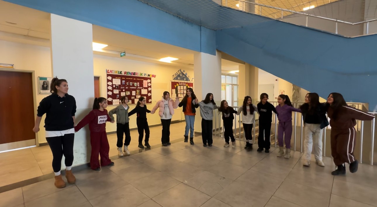 yuksekovada kultur sanat bulusmasi hakkari halayi ile egenin zeybegi bulustu 4