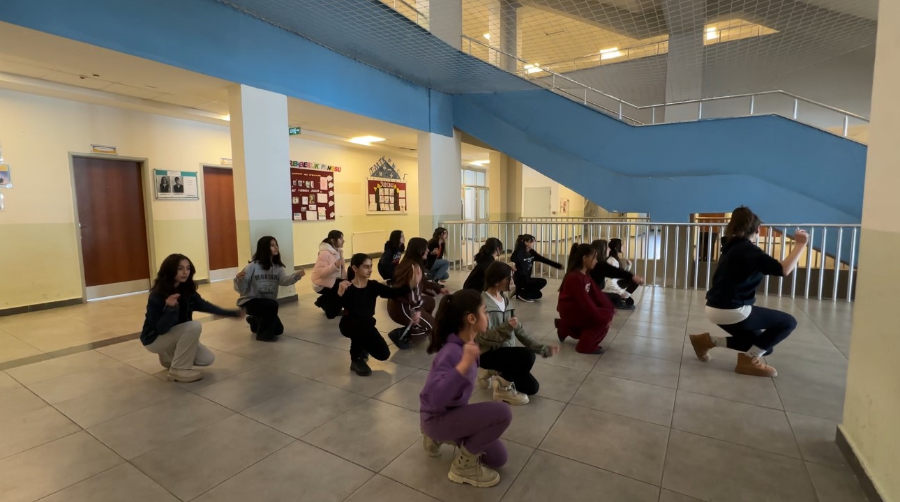 yuksekovada kultur sanat bulusmasi hakkari halayi ile egenin zeybegi bulustu 5 gO9VblHK
