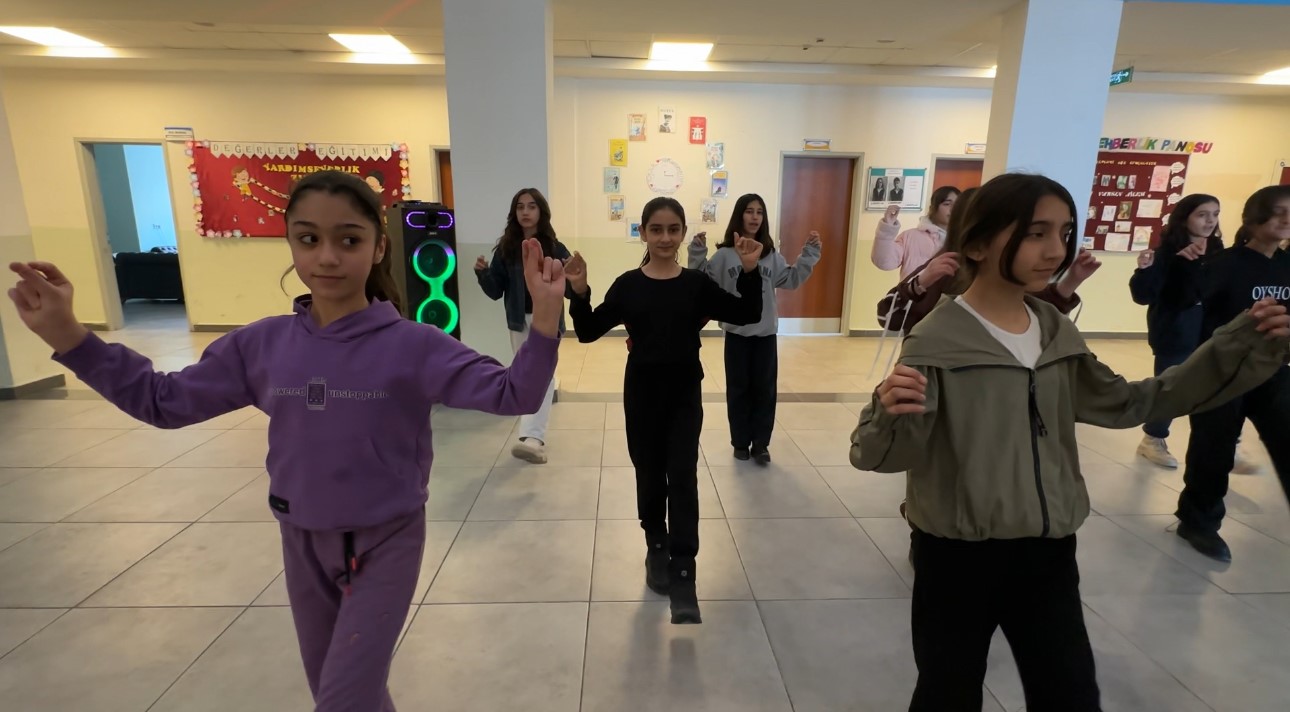 yuksekovada kultur sanat bulusmasi hakkari halayi ile egenin zeybegi bulustu 6 s3Kn4tm1