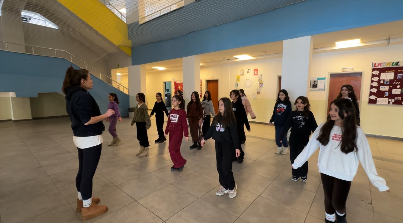 yuksekovada kultur sanat bulusmasi hakkari halayi ile egenin zeybegi bulustu 8 R8sc7A1m