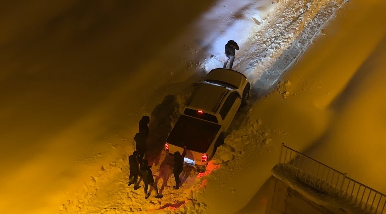 yuksekovada kurtarma operasyonu insan gucu yetmeyince belediye yetisti 5 CG29lqy3