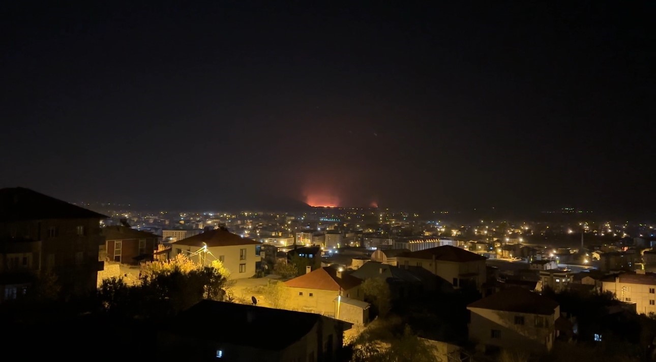 Yüksekova’da kuş cenneti olan Nehil Sazlığı yanıyor: Yangın tüm ilçeden görüldü 7 yuksekovada kus cenneti olan nehil sazligi yaniyor yangin tum ilceden goruldu 3 NbJsPHQ1
