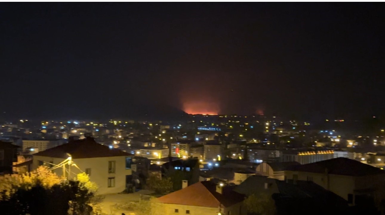 Yüksekova’da kuş cenneti olan Nehil Sazlığı yanıyor: Yangın tüm ilçeden görüldü 10 yuksekovada kus cenneti olan nehil sazligi yaniyor yangin tum ilceden goruldu 6 tRL95767