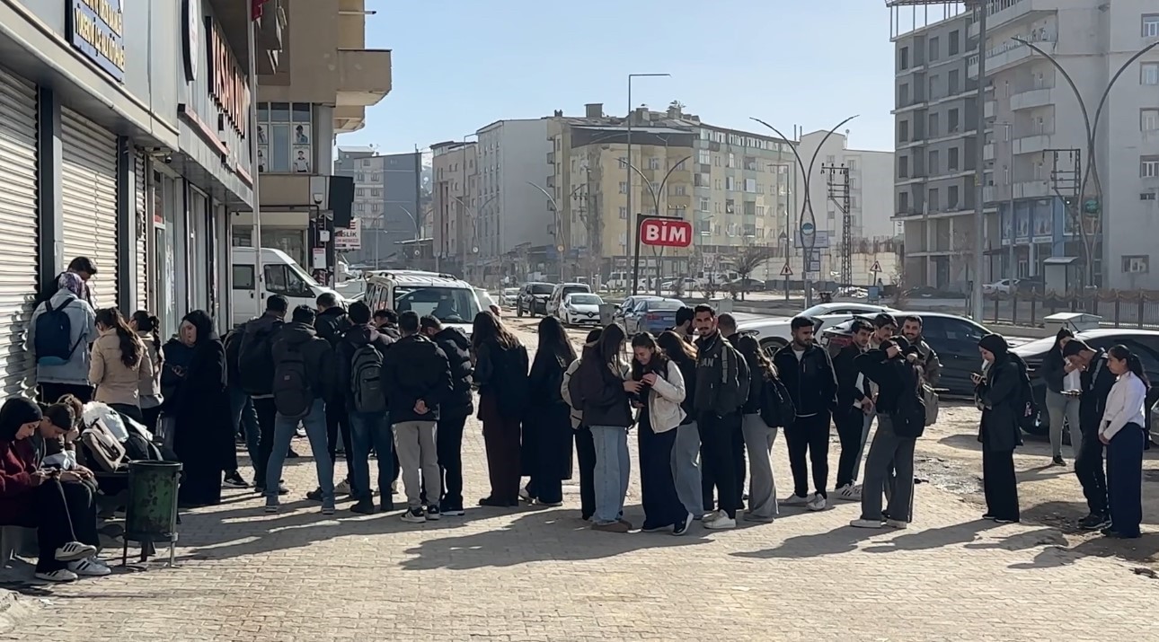 yuksekovada kutuphane onunde kuyruk 2 pzfs8iDT