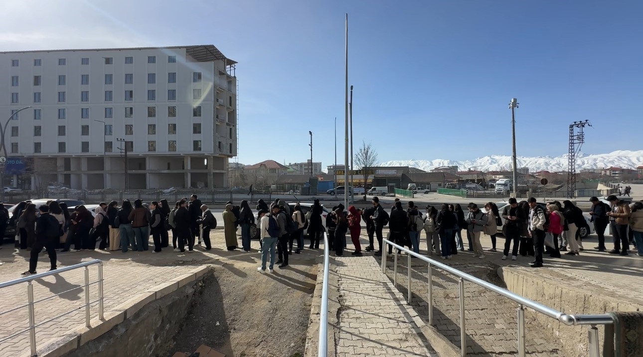 yuksekovada kutuphane onunde kuyruk 3