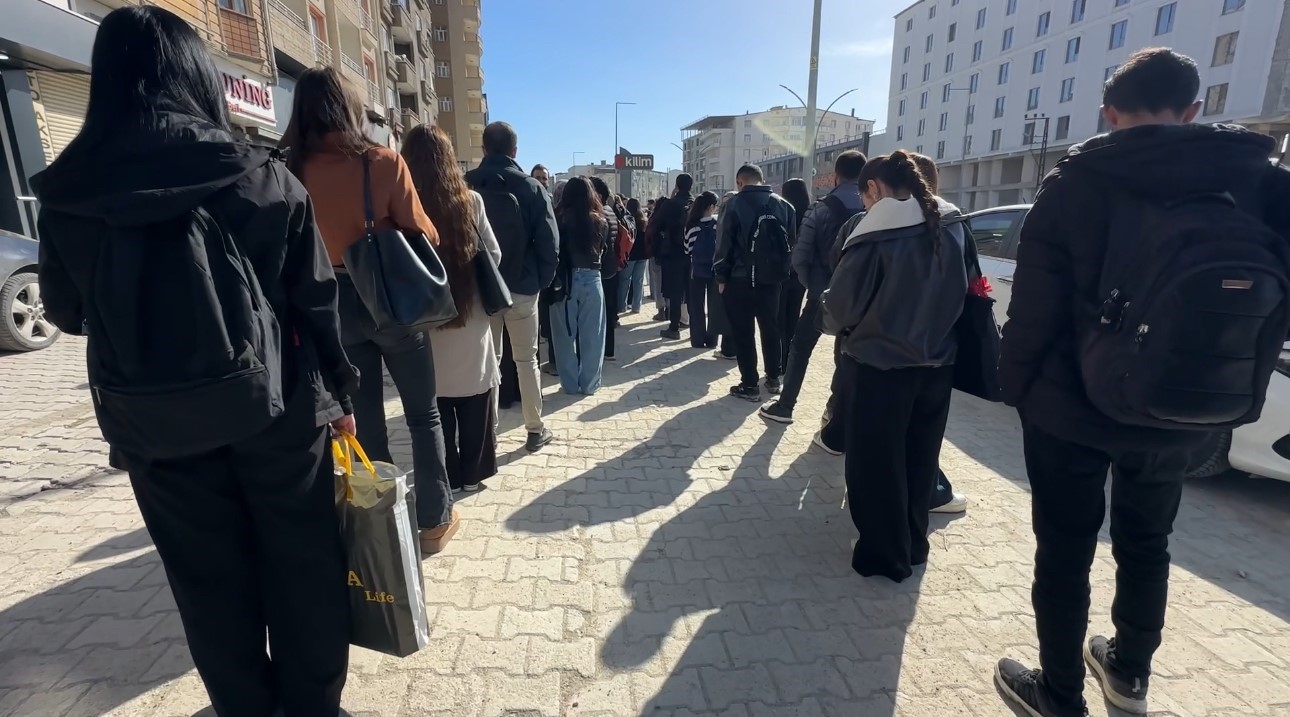 yuksekovada kutuphane onunde kuyruk 5 IKeQwuJb