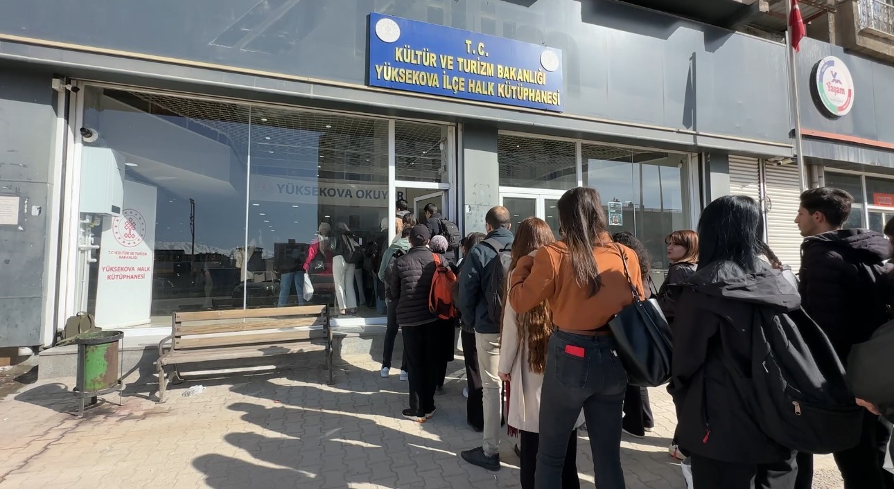 yuksekovada kutuphane onunde kuyruk 6 4TiHK6hr