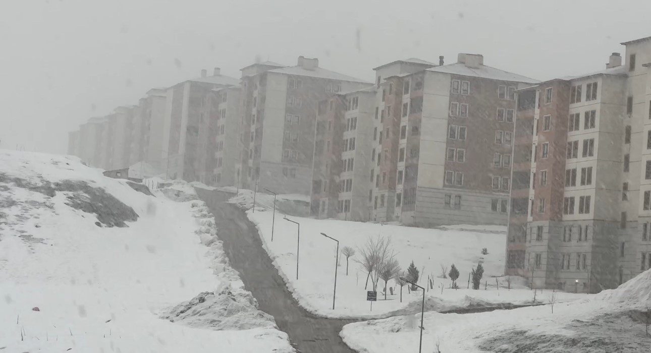 yuksekovada lapa lapa kar yagisi basladi 8 YOqziYCR