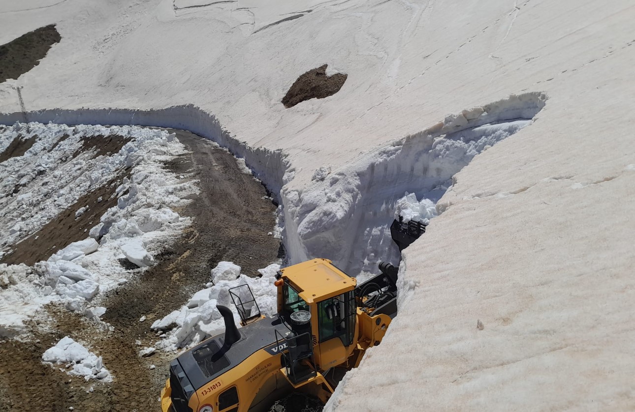 Yüksekova’da Mayıs ayında 6 metrelik kar mesaisi: İş makineleri kar tünellerinde kayboldu 11 yuksekovada mayis ayinda 6 metrelik kar mesaisi is makineleri kar tunellerinde kayboldu 7 KWOkDc6B