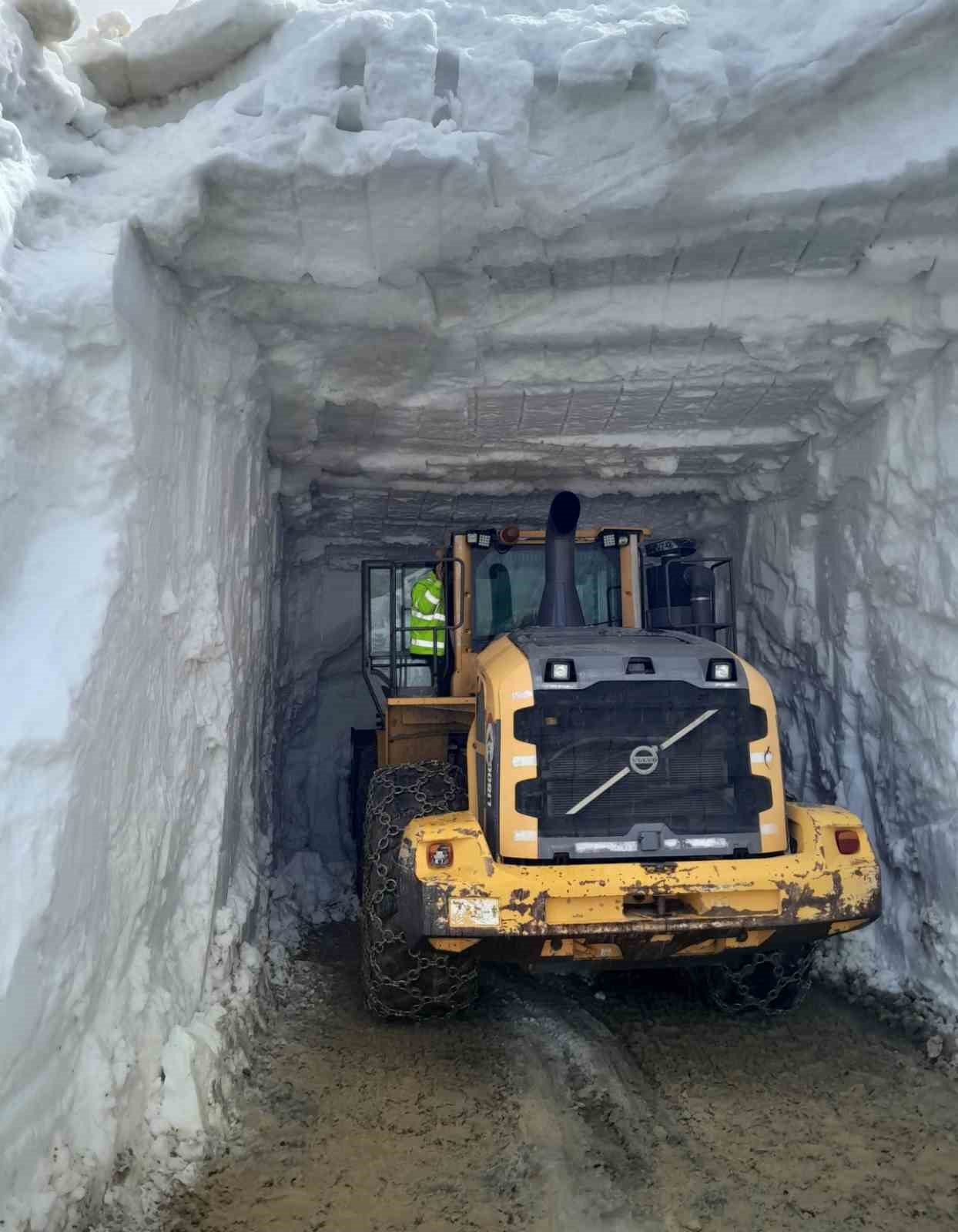 Yüksekova’da Mayıs ayında 6 metrelik kar mesaisi: İş makineleri kar tünellerinde kayboldu 12 yuksekovada mayis ayinda 6 metrelik kar mesaisi is makineleri kar tunellerinde kayboldu 8 sWE1XVHA
