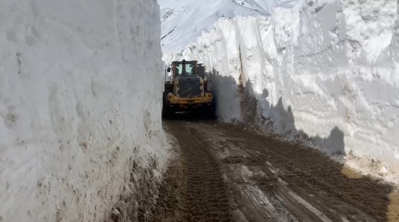 yuksekovada nisan ayinda 6 metrelik kar tunelleri 0 djzPvPM8