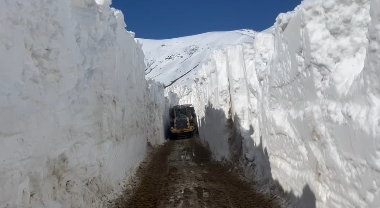 yuksekovada nisan ayinda 6 metrelik kar tunelleri 1 VZ2eS3se