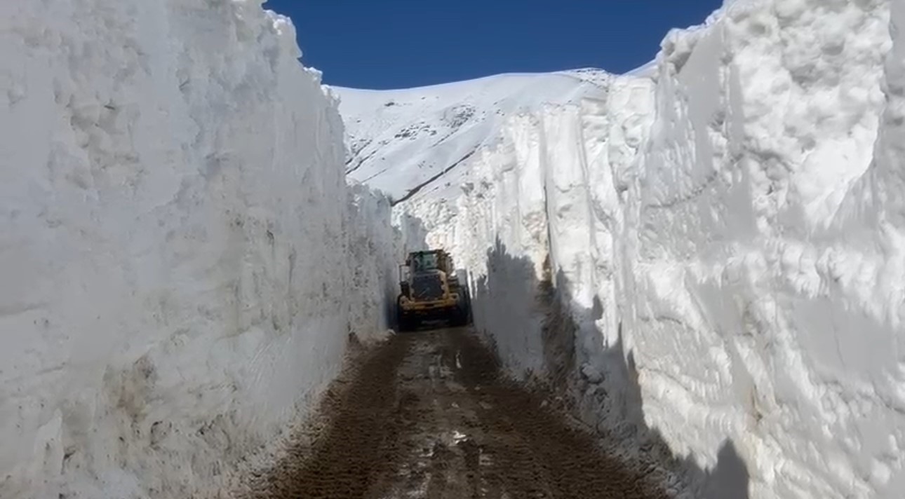 yuksekovada nisan ayinda 6 metrelik kar tunelleri 2