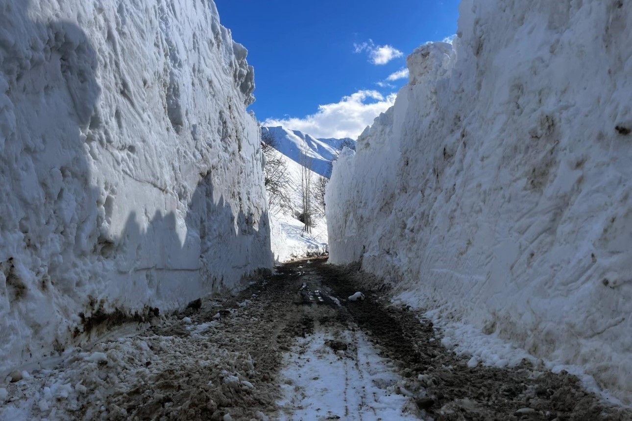 yuksekovada nisan ayinda 6 metrelik kar tunelleri 3 BnwuIijJ