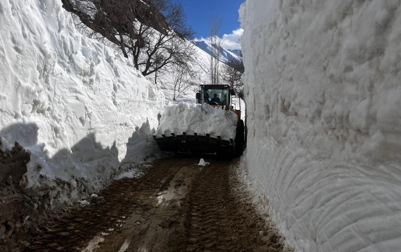 yuksekovada nisan ayinda 6 metrelik kar tunelleri 4 bCLXsUj7