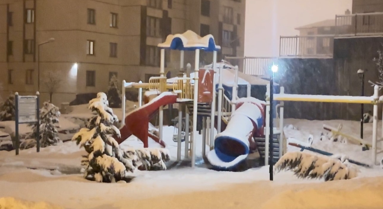 Yüksekova’da nisan karı: İlçe yeniden beyaza büründü, kartpostallık görüntüler ortaya çıktı 8 yuksekovada nisan kari ilce yeniden beyaza burundu kartpostallik goruntuler ortaya cikti 4 AIRS3Lc8