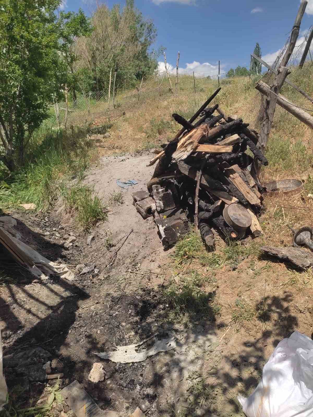 yuksekovada odunluk ve garaj yangini 1 CGft7QhJ