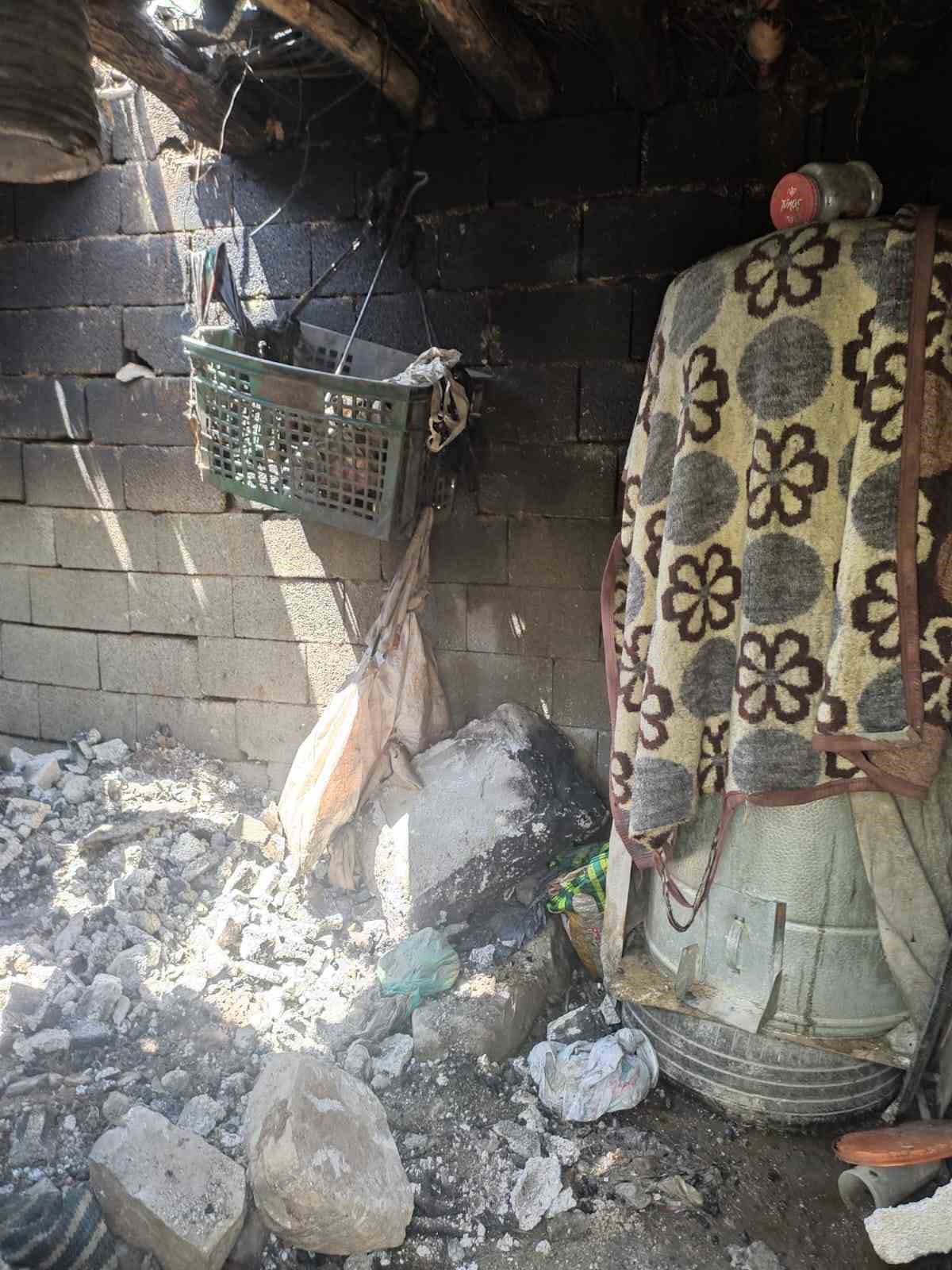 yuksekovada odunluk ve garaj yangini 3 Zeq1LM19