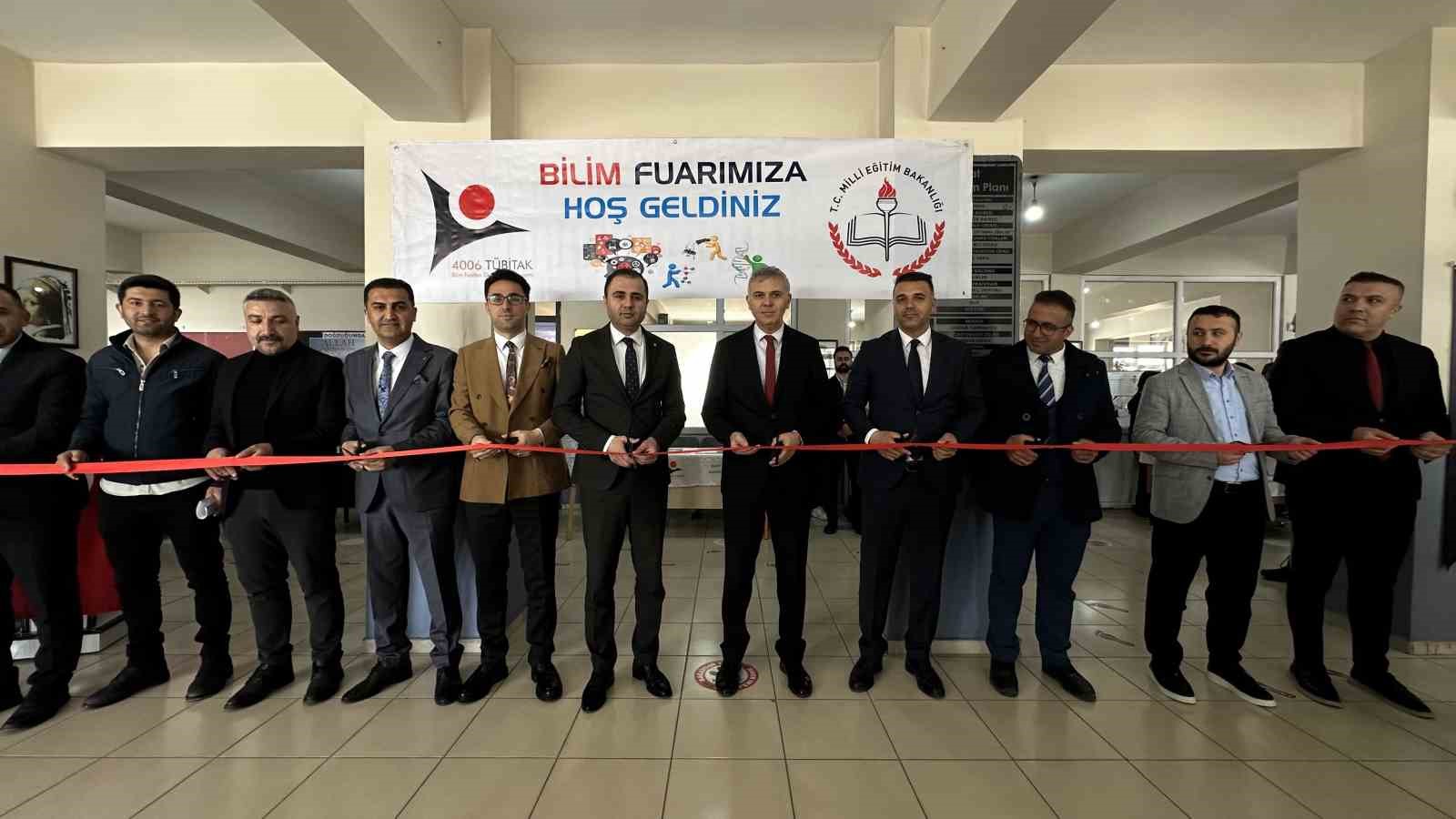 Yüksekova’da öğrencilerin bilimsel çalışmaları görücüye çıktı 4 yuksekovada ogrencilerin bilimsel calismalari gorucuye cikti 0 tiQ3v6yw