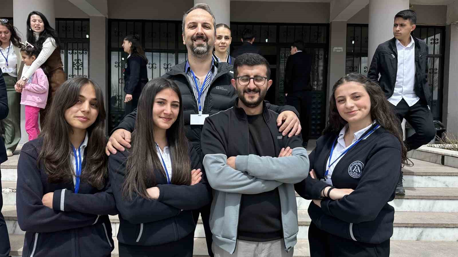 Yüksekova’da öğrencilerin bilimsel çalışmaları görücüye çıktı 14 yuksekovada ogrencilerin bilimsel calismalari gorucuye cikti 10