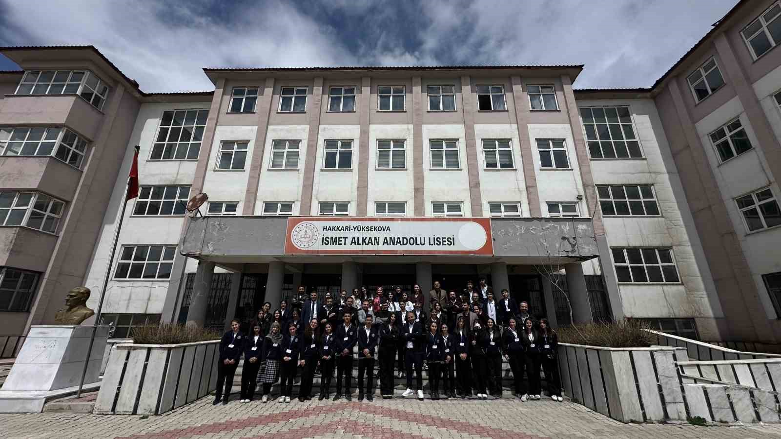 Yüksekova’da öğrencilerin bilimsel çalışmaları görücüye çıktı 13 yuksekovada ogrencilerin bilimsel calismalari gorucuye cikti 9 U5jkVO23