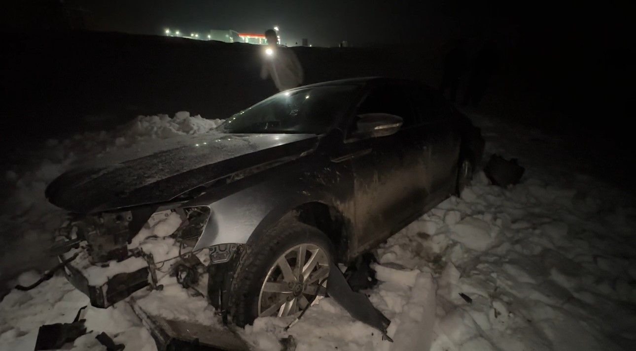yuksekovada otomobil 30 metre savrularak kar yiginina saplandi 3 yarali 1