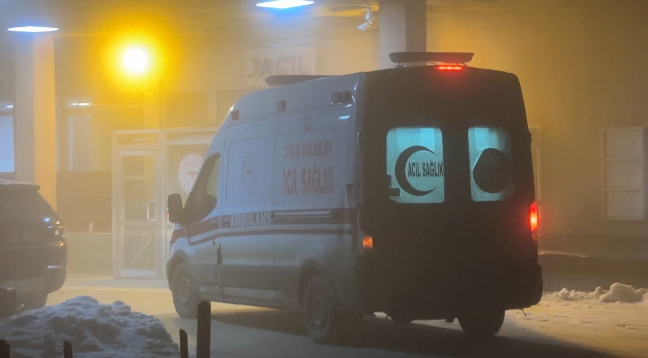 yuksekovada otomobil 30 metre savrularak kar yiginina saplandi 3 yarali 10 RihWQ3DJ