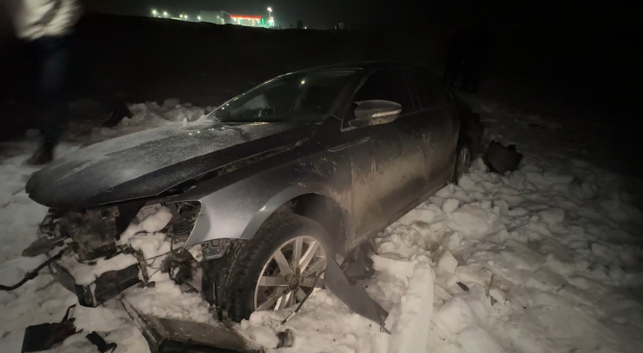 yuksekovada otomobil 30 metre savrularak kar yiginina saplandi 3 yarali 2 7kIOwfTO