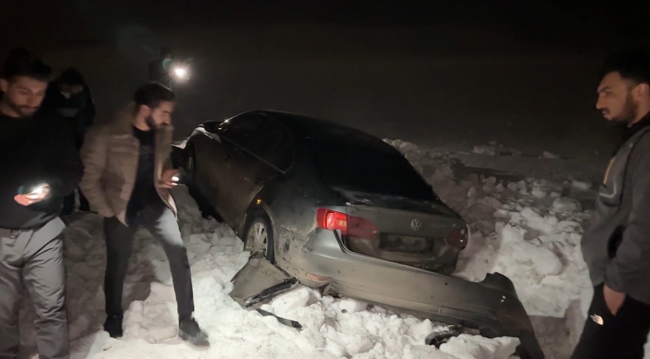 yuksekovada otomobil 30 metre savrularak kar yiginina saplandi 3 yarali 3 zz8ZrhyK