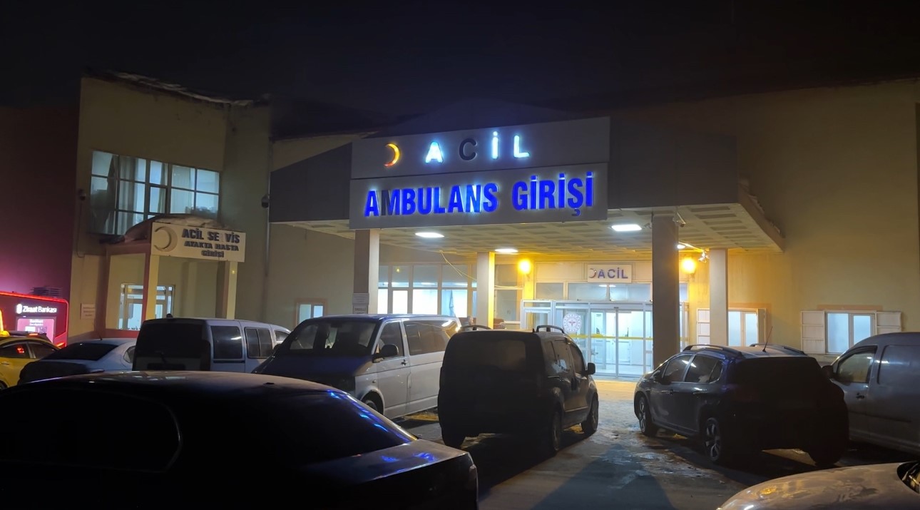 yuksekovada otomobil 30 metre savrularak kar yiginina saplandi 3 yarali 9 g1uMbgry