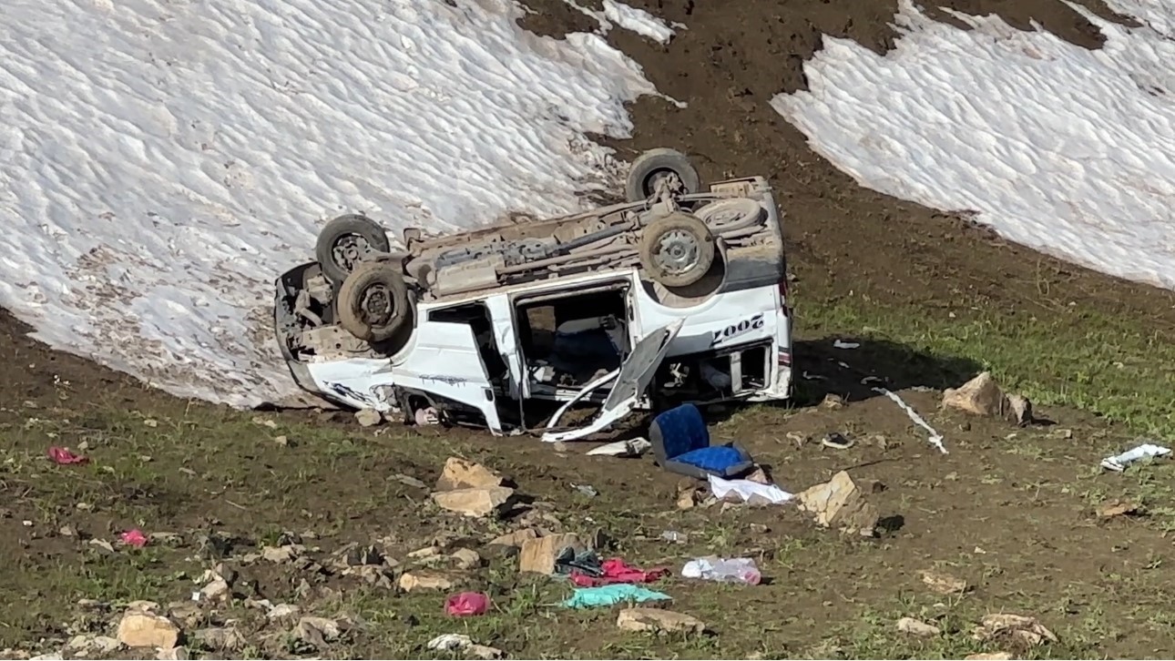 yuksekovada pancar iscilerini tasiyan minibus ucuruma yuvarlandi 1 olu 7 yarali 3
