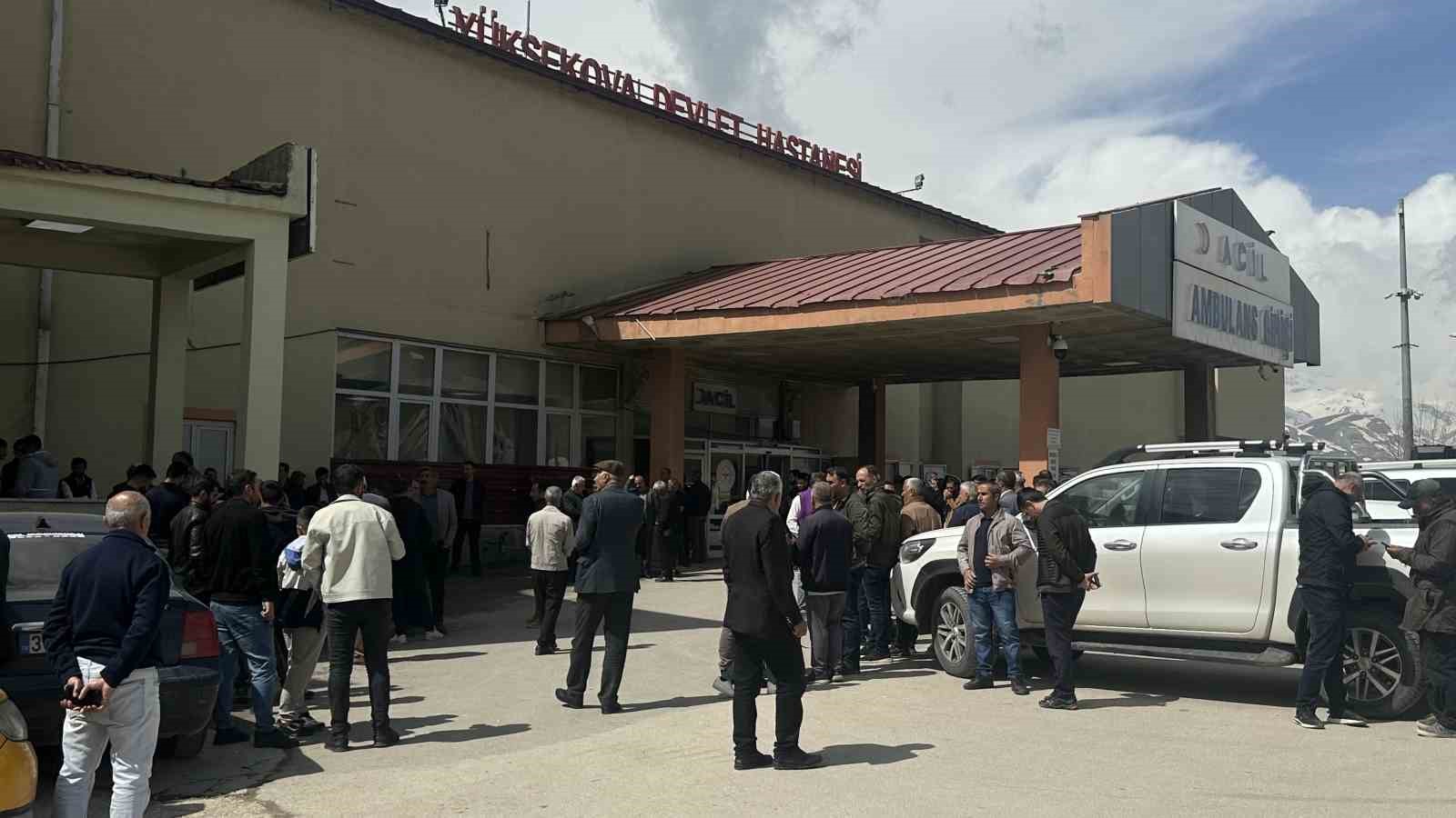 yuksekovada pancar iscilerini tasiyan minibus ucuruma yuvarlandi 1 olu 7 yarali 8 mKEpHdyr