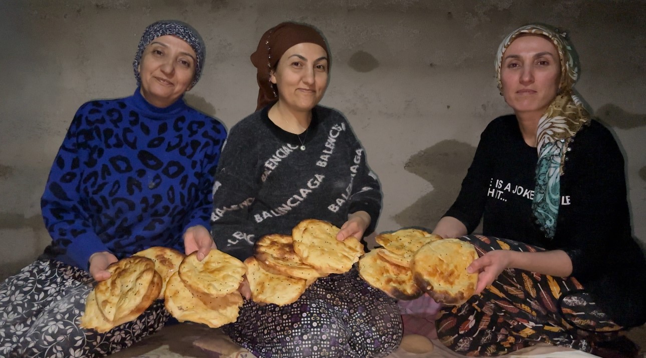 yuksekovada ramazan hazirligi 3 kiz kardesten tandir basinda tatli mesaisi 0 pbu48lEn