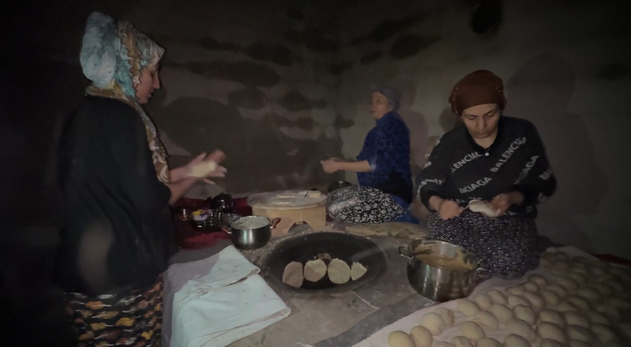 yuksekovada ramazan hazirligi 3 kiz kardesten tandir basinda tatli mesaisi 1 z8z3Y9nF