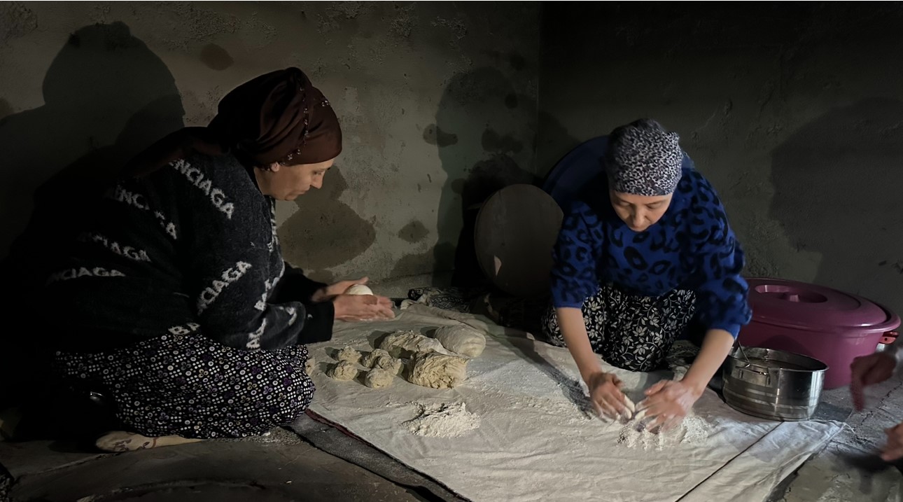 yuksekovada ramazan hazirligi 3 kiz kardesten tandir basinda tatli mesaisi 5 2YFPkPLz
