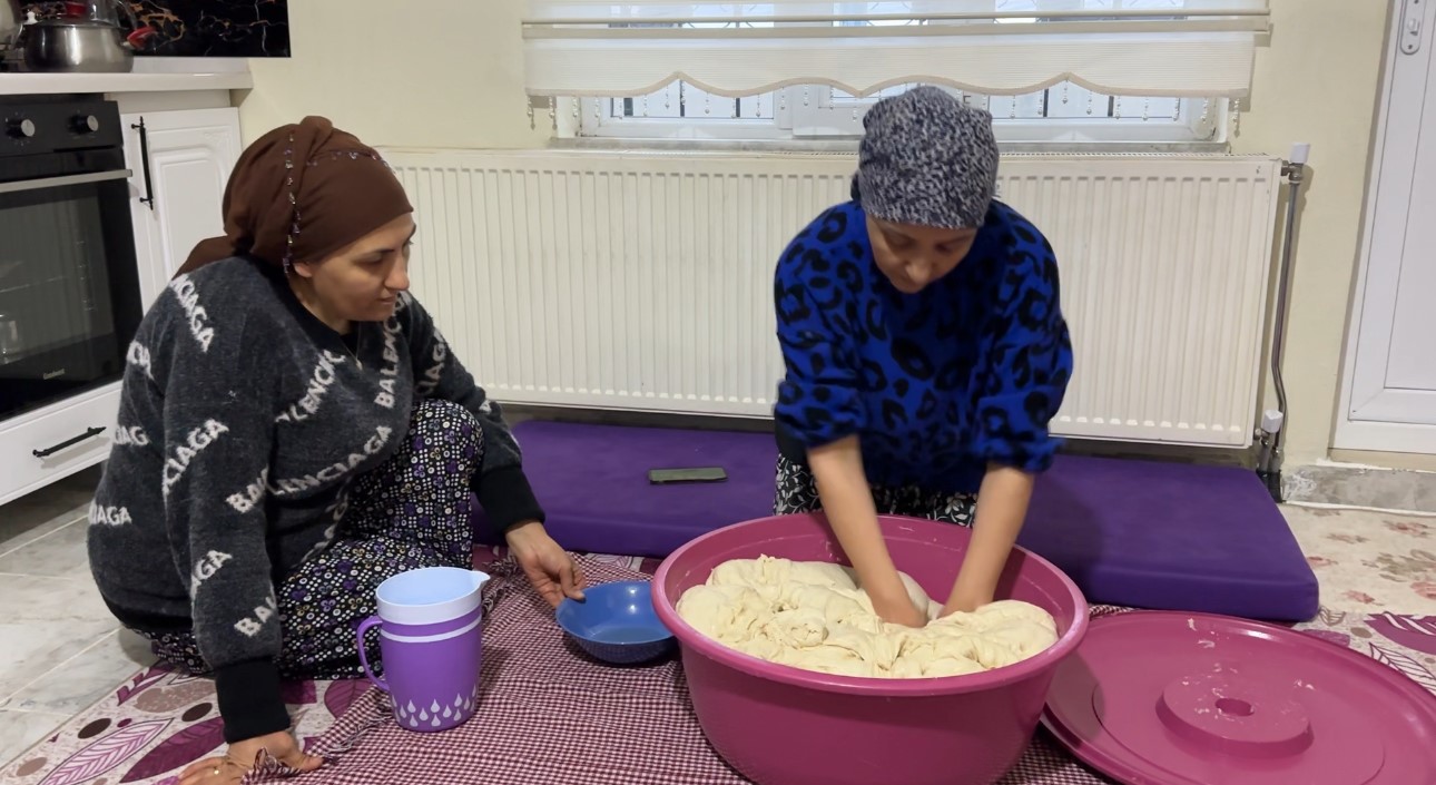 yuksekovada ramazan hazirligi 3 kiz kardesten tandir basinda tatli mesaisi 6 Aec8lCWZ