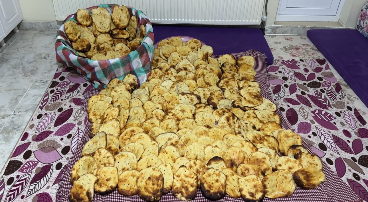 yuksekovada ramazan hazirligi 3 kiz kardesten tandir basinda tatli mesaisi 7 6NJtdCBl