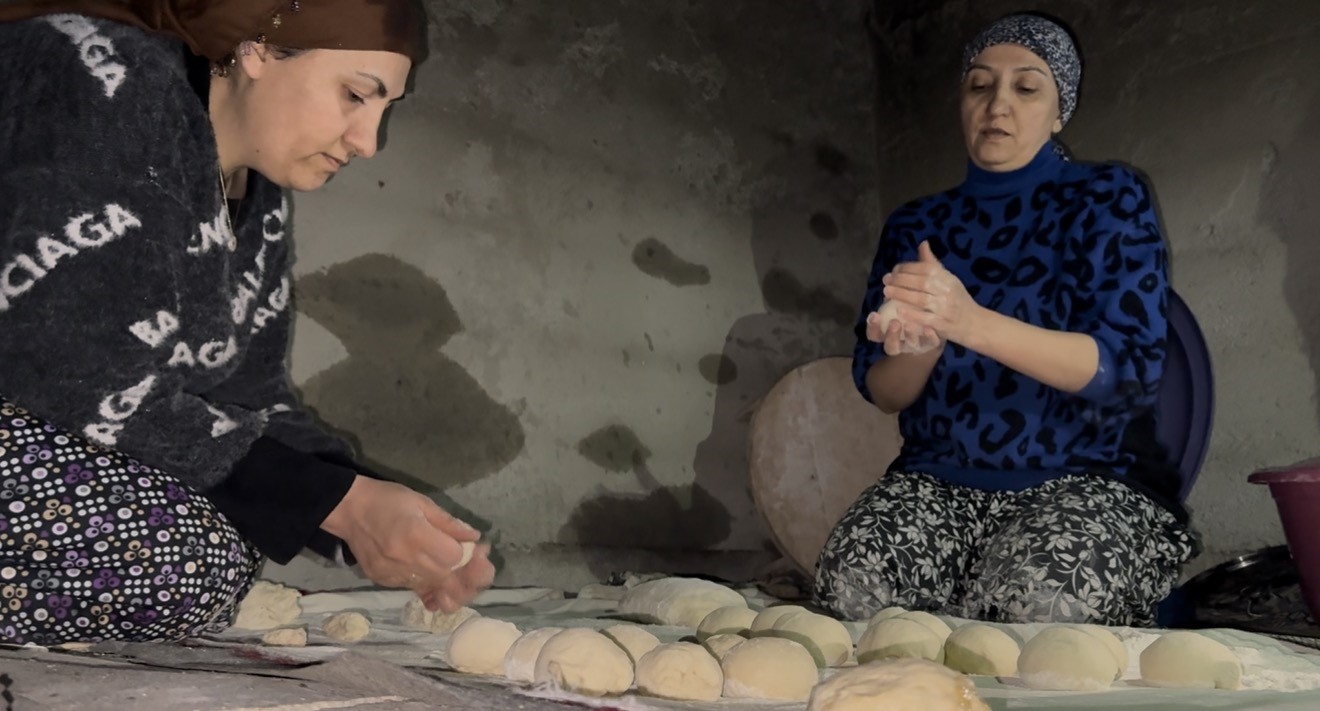 yuksekovada ramazan hazirligi 3 kiz kardesten tandir basinda tatli mesaisi 9 zDwafpHb