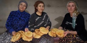 yuksekovada-ramazan-hazirligi-3-kiz-kardesten-tandir-basinda-tatli-mesaisi-a984jbNH.jpg