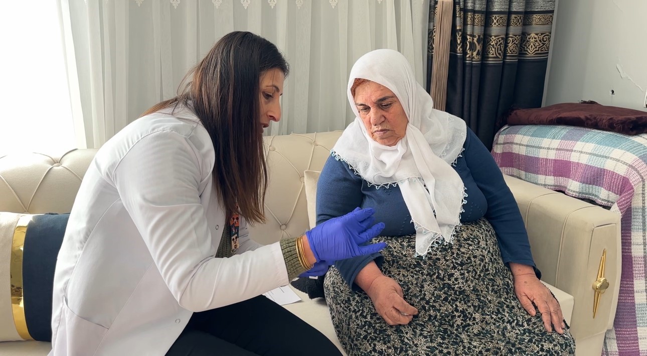Yüksekova’da sağlık ordusu zorlu coğrafyaya meydan okuyor: 1,5 metrelik karı aşarak vatandaşlara şifa dağıttılar 11 yuksekovada saglik ordusu zorlu cografyaya meydan okuyor 15 metrelik kari asarak vatandaslara sifa dagittilar AgWtM9VN