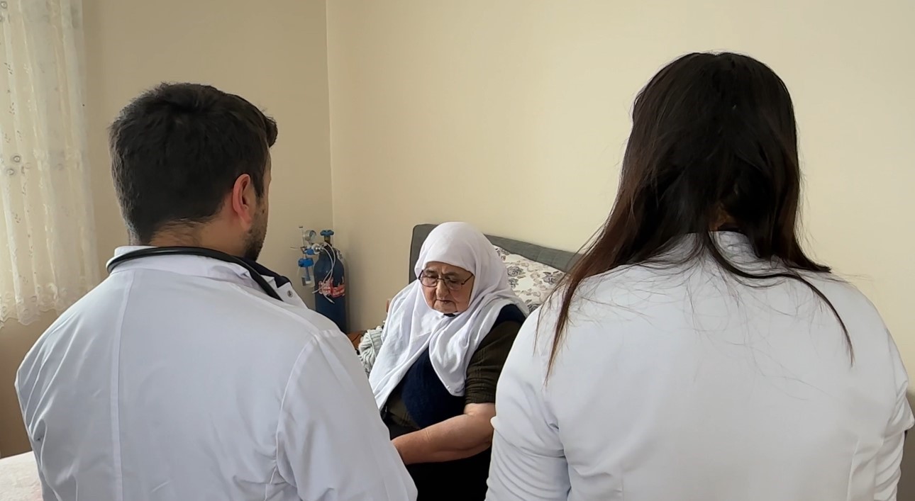 Yüksekova’da sağlık ordusu zorlu coğrafyaya meydan okuyor: 1,5 metrelik karı aşarak vatandaşlara şifa dağıttılar 7 yuksekovada saglik ordusu zorlu cografyaya meydan okuyor 15 metrelik kari asarak vatandaslara sifa dagittilar