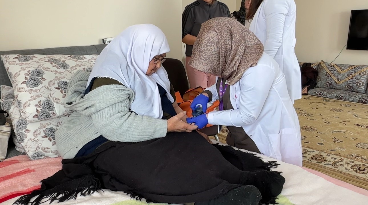 Yüksekova’da sağlık ordusu zorlu coğrafyaya meydan okuyor: 1,5 metrelik karı aşarak vatandaşlara şifa dağıttılar 6 yuksekovada saglik ordusu zorlu cografyaya meydan okuyor 15 metrelik kari asarak vatandaslara sifa dagittilar BwdPez7f
