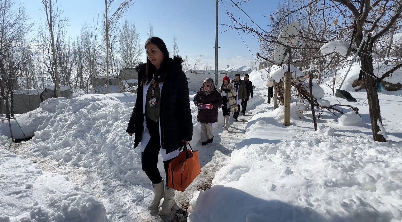Yüksekova’da sağlık ordusu zorlu coğrafyaya meydan okuyor: 1,5 metrelik karı aşarak vatandaşlara şifa dağıttılar 9 yuksekovada saglik ordusu zorlu cografyaya meydan okuyor 15 metrelik kari asarak vatandaslara sifa dagittilar