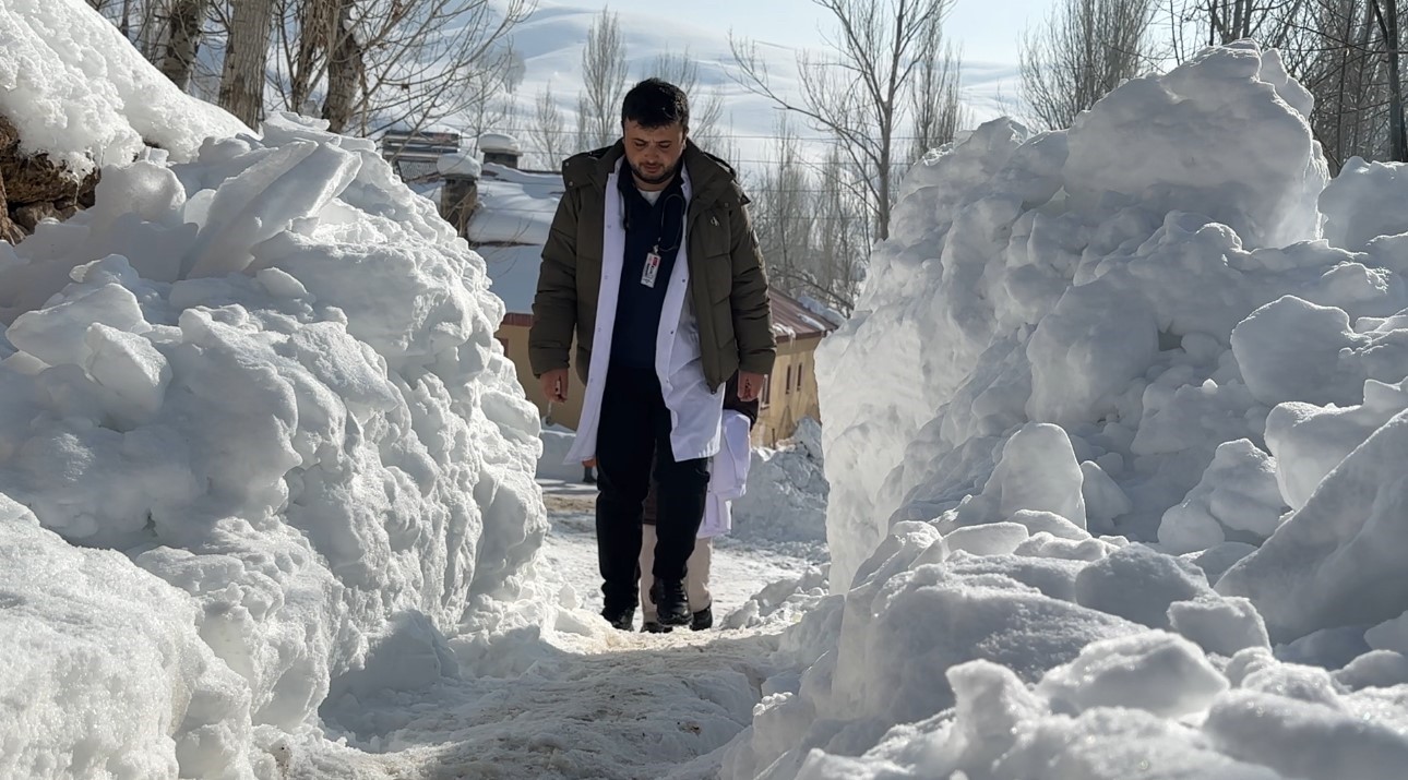 Yüksekova’da sağlık ordusu zorlu coğrafyaya meydan okuyor: 1,5 metrelik karı aşarak vatandaşlara şifa dağıttılar 5 yuksekovada saglik ordusu zorlu cografyaya meydan okuyor 15 metrelik kari asarak vatandaslara sifa dagittilar KZupmOHr